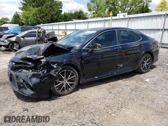 2023 Toyota Camry SE z VIN 4T1G11AK3PU741226, wystawiony jako Copart lot #58726395 z przebiegiem 39 618 mil mil oraz Szkoda całkowita • Salvage title. Historia ofert i sprzedaży dostępna na DreamBid. Obrazek 1.