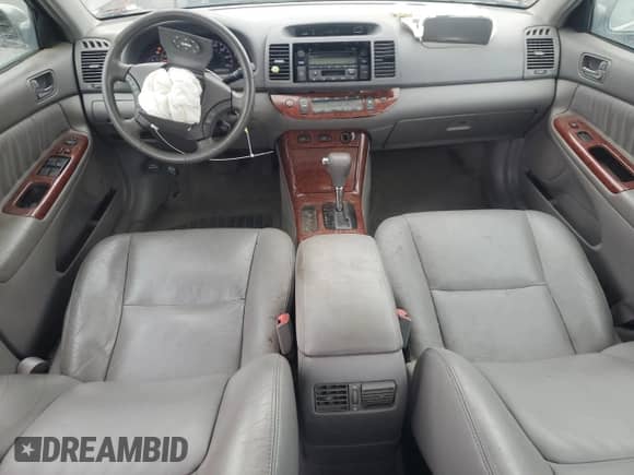 2005 Toyota Camry XLE z VIN 4T1BF30K65U606800, wystawiony jako Copart lot #81893455 z przebiegiem 121 297 mil mil oraz Szkoda całkowita • Salvage title. Historia ofert i sprzedaży dostępna na DreamBid. Obrazek 8.