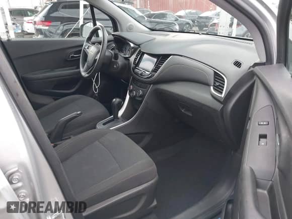 2022 Chevrolet Trax LS z VIN KL7CJKSMXNB551521, wystawiony jako IAAI lot #43430400 z przebiegiem 10 899 mil mil oraz . Historia ofert i sprzedaży dostępna na DreamBid. Obrazek 5.