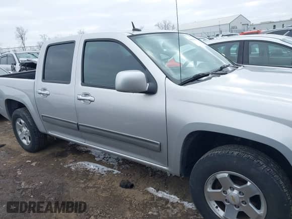 2010 Chevrolet Colorado 1LT z VIN 1GCDSCDE0A8125747, wystawiony jako IAAI lot #41634604 z przebiegiem 120 215 mil mil oraz . Historia ofert i sprzedaży dostępna na DreamBid. Obrazek 13.