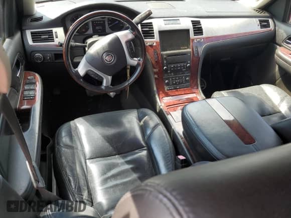 2008 Cadillac Escalade ESV с VIN 1GYFK66818R153752, выставлен на аукционе Copart как лот 68483765 с пробегом 255 043 миль миль и Списание • Salvage title. История ставок и продаж доступна на DreamBid. Изображение 8.