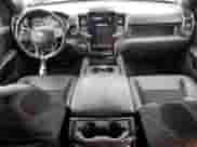 2020 Ram 1500 Big Horn z VIN 1C6SRFMT3LN398695, wystawiony jako Copart lot #66222355 z przebiegiem 63 794 mil mil oraz Szkoda całkowita • Salvage title. Historia ofert i sprzedaży dostępna na DreamBid. Obrazek 8.