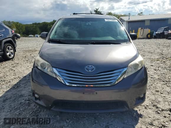 2012 Toyota Sienna XLE z VIN 5TDDK3DC0CS047130, wystawiony jako Copart lot #70273485 z przebiegiem 128 016 mil mil oraz Czysty tytuł • Clean title. Historia ofert i sprzedaży dostępna na DreamBid. Obrazek 5.
