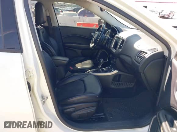 2017 Jeep Compass Latitude z VIN 3C4NJDBB8HT666563, wystawiony jako IAAI lot #43228511 z przebiegiem 116 669 mil mil oraz . Historia ofert i sprzedaży dostępna na DreamBid. Obrazek 5.