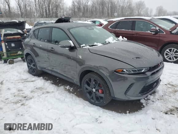 2024 Dodge Hornet R/T z VIN ZACPDFCW9R3A35463, wystawiony jako Copart lot #84885754 z przebiegiem 45 mil mil oraz Szkoda całkowita • Salvage title. Historia ofert i sprzedaży dostępna na DreamBid. Obrazek 4.