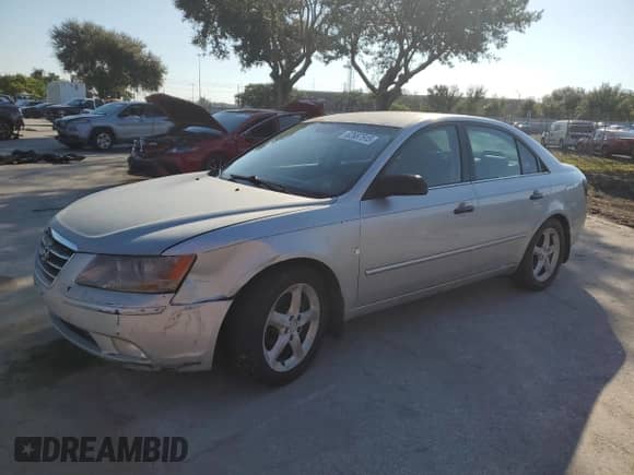 2010 Hyundai Sonata SE z VIN 5NPEU4AC1AH626705, wystawiony jako Copart lot #82687515 z przebiegiem 181 890 mil mil oraz Szkoda całkowita • Salvage title. Historia ofert i sprzedaży dostępna na DreamBid. Obrazek 1.