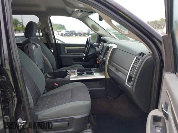 2015 Ram 1500 Big Horn z VIN 1C6RR6LT8FS663651, wystawiony jako IAAI lot #43072230 z przebiegiem 177 299 mil mil oraz . Historia ofert i sprzedaży dostępna na DreamBid. Obrazek 5.