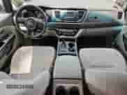 2017 Kia Sedona L z VIN KNDMA5C13H6284071, wystawiony jako Copart lot #66113925 z przebiegiem 80 057 mil mil oraz Szkoda całkowita • Salvage title. Historia ofert i sprzedaży dostępna na DreamBid. Obrazek 8.