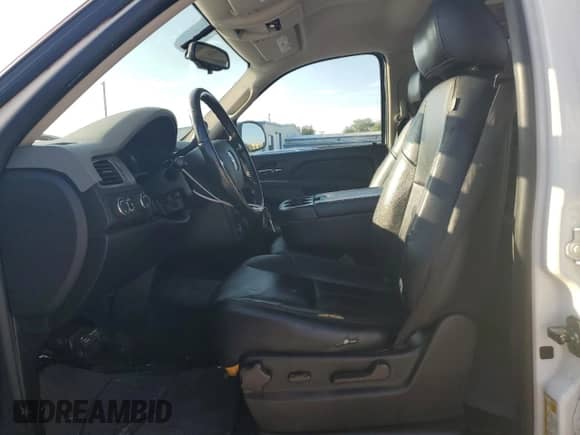 2010 Chevrolet Suburban Commercial z VIN 1GNUKHE30AR203715, wystawiony jako Copart lot #73474534 z przebiegiem 245 860 mil mil oraz Szkoda całkowita • Salvage title. Historia ofert i sprzedaży dostępna na DreamBid. Obrazek 7.