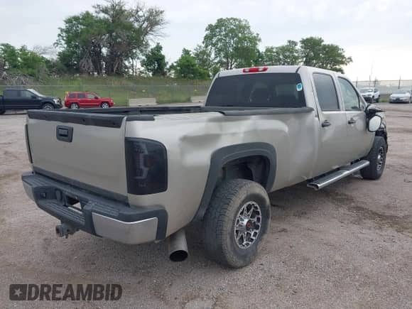 2007 Chevrolet Silverado 3500HD SRW 1LT с VIN 1GCHK33637F565221, выставлен на аукционе IAAI как лот 42689794 с пробегом 281 008 миль миль и . История ставок и продаж доступна на DreamBid. Изображение 4.