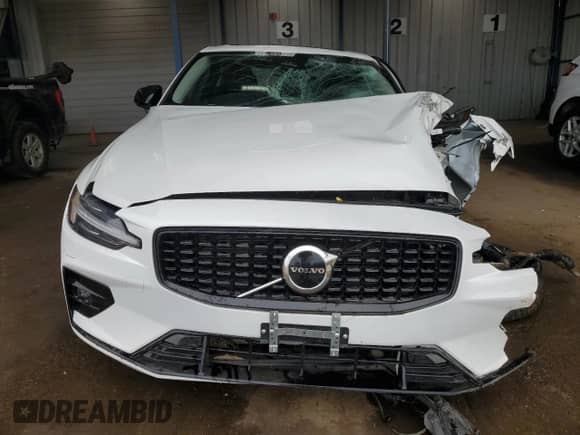 2025 Volvo S60 Core z VIN 7JRL12GJXSG364362, wystawiony jako Copart lot #51022375 z przebiegiem Nie podano mil oraz Szkoda całkowita • Salvage title. Historia ofert i sprzedaży dostępna na DreamBid. Obrazek 5.