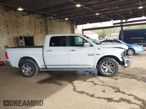 2017 Ram 1500 Limited z VIN 1C6RR7PT7HS592607, wystawiony jako IAAI lot #42147826 z przebiegiem 170 741 mil mil oraz . Historia ofert i sprzedaży dostępna na DreamBid. Obrazek 14.