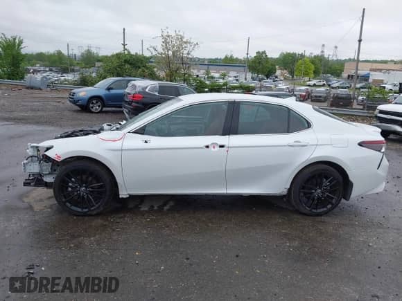 2022 Toyota Camry Hybrid XSE z VIN 4T1K31AK5NU583117, wystawiony jako IAAI lot #42204189 z przebiegiem 22 639 mil mil oraz . Historia ofert i sprzedaży dostępna na DreamBid. Obrazek 15.