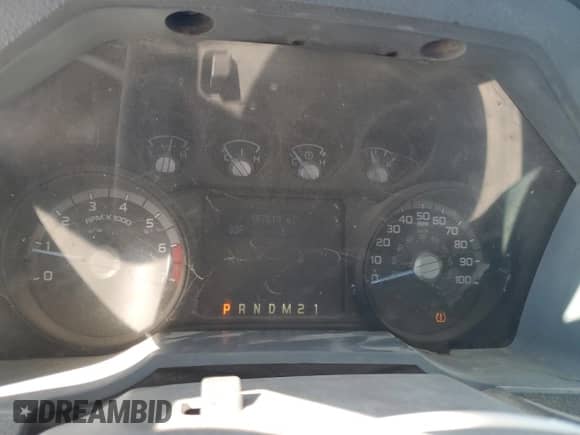 2013 Ford F-250 XL z VIN 1FT7X2A64DEA52619, wystawiony jako Copart lot #56963475 z przebiegiem 187 519 mil mil oraz Czysty tytuł • Clean title. Historia ofert i sprzedaży dostępna na DreamBid. Obrazek 9.