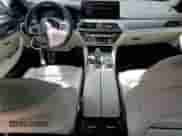 2023 BMW 5 Series 540i xDrive z VIN WBA73BJ03PCM01578, wystawiony jako Copart lot #55609985 z przebiegiem 26 021 mil mil oraz Szkoda całkowita • Salvage title. Historia ofert i sprzedaży dostępna na DreamBid. Obrazek 8.