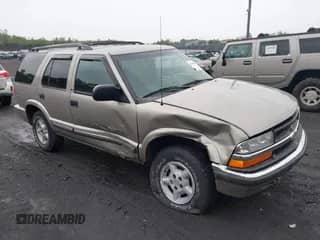 2000 Chevrolet Blazer LT z VIN 1GNDT13W9YK287456, wystawiony jako IAAI lot #42450504 z przebiegiem 139 649 mil mil oraz . Historia ofert i sprzedaży dostępna na DreamBid. Obrazek 1.