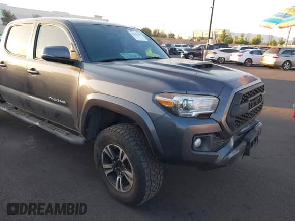 2017 Toyota Tacoma SR5 z VIN 3TMBZ5DNXHM006866, wystawiony jako IAAI lot #42889246 z przebiegiem 128 580 mil mil oraz . Historia ofert i sprzedaży dostępna na DreamBid. Obrazek 1.