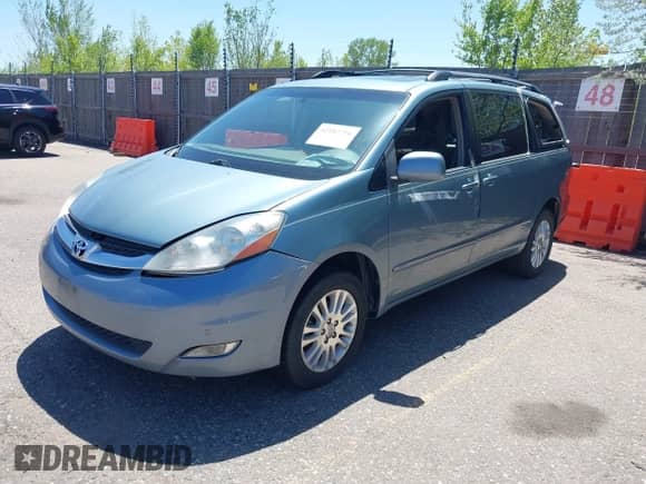 2008 Toyota Sienna XLE z VIN 5TDBK22C08S021333, wystawiony jako IAAI lot #42182716 z przebiegiem Nie podano mil oraz . Historia ofert i sprzedaży dostępna na DreamBid. Obrazek 2.