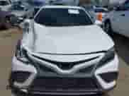 2023 Toyota Camry SE z VIN 4T1G11AK8PU756448, wystawiony jako IAAI lot #43051703 z przebiegiem 27 035 mil mil oraz . Historia ofert i sprzedaży dostępna na DreamBid. Obrazek 12.