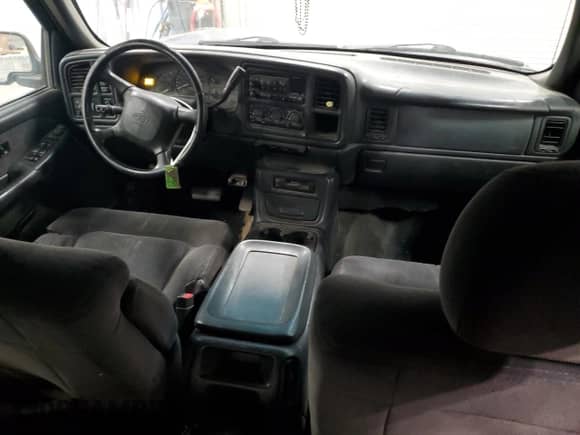 2002 Chevrolet Silverado 2500HD LS z VIN 1GCHK231X2F123608, wystawiony jako Copart lot #83804834 z przebiegiem Nie podano mil oraz Czysty tytuł • Clean title. Historia ofert i sprzedaży dostępna na DreamBid. Obrazek 8.