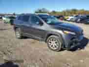 2016 Jeep Cherokee Latitude z VIN 1C4PJMCS9GW372492, wystawiony jako Copart lot #85729185 z przebiegiem 113 134 mil mil oraz Szkoda całkowita • Salvage title. Historia ofert i sprzedaży dostępna na DreamBid. Obrazek 4.