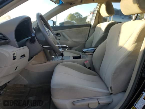 2010 Toyota Camry z VIN 4T1BF3EKXAU554414, wystawiony jako Copart lot #85133325 z przebiegiem 239 222 mil mil oraz Czysty tytuł • Clean title. Historia ofert i sprzedaży dostępna na DreamBid. Obrazek 7.