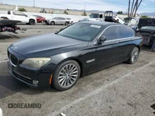 2009 BMW 7 Series 750i z VIN WBAKA83559CY33667, wystawiony jako Copart lot #47262285 z przebiegiem 111 879 mil mil oraz Czysty tytuł • Clean title. Historia ofert i sprzedaży dostępna na DreamBid. Obrazek 1.
