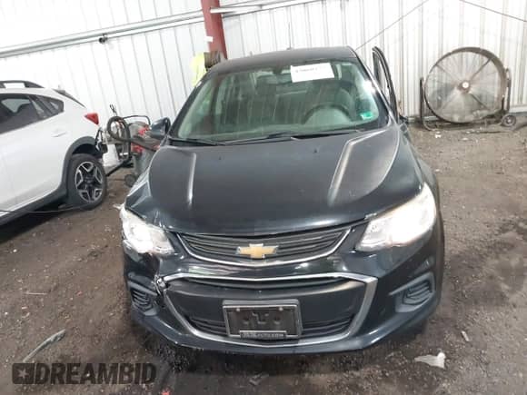 2017 Chevrolet Sonic LS z VIN 1G1JB5SHXH4102773, wystawiony jako IAAI lot #43060277 z przebiegiem 111 126 mil mil oraz . Historia ofert i sprzedaży dostępna na DreamBid. Obrazek 12.