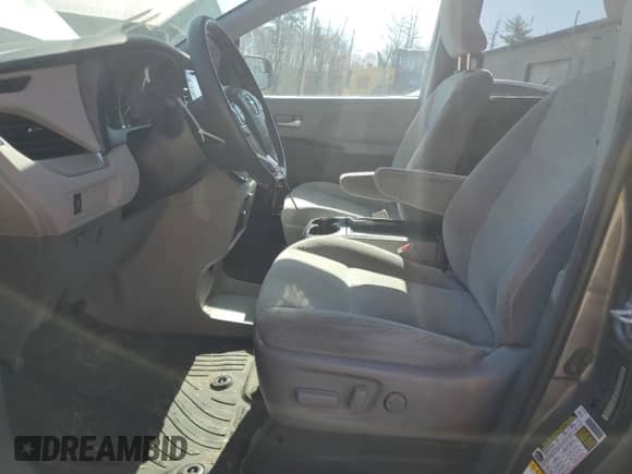2019 Toyota Sienna LE with VIN 5TDJZ3DC2KS212396, listed as a Copart auction lot 54660275 with 234,243 mi miles and Salvage title. Bid and sale history available at DreamBid. Image 7.