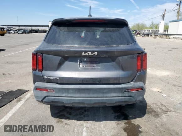 2023 Kia Sorento LX z VIN 5XYRG4LC3PG209446, wystawiony jako Copart lot #69088025 z przebiegiem 46 731 mil mil oraz Czysty tytuł • Clean title. Historia ofert i sprzedaży dostępna na DreamBid. Obrazek 6.