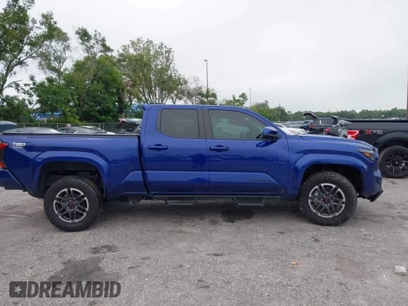 2024 Toyota Tacoma SR5 z VIN 3TYLB5JN8RT056829, wystawiony jako IAAI lot #43202811 z przebiegiem 5 867 mil mil oraz . Historia ofert i sprzedaży dostępna na DreamBid. Obrazek 13.