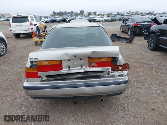 1991 Honda Accord LX z VIN JHMCB7655MC000372, wystawiony jako IAAI lot #42372597 z przebiegiem 153 129 mil mil oraz . Historia ofert i sprzedaży dostępna na DreamBid. Obrazek 16.