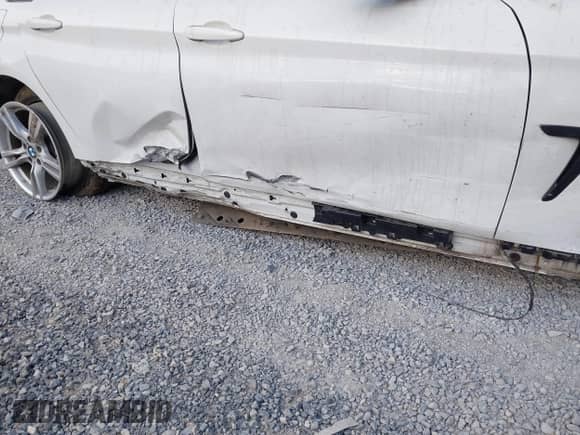 2015 BMW 4 Series 428i xDrive с VIN WBA4C9C57FD330866, выставлен на аукционе IAAI как лот 40574326 с пробегом 123 726 миль миль и . История ставок и продаж доступна на DreamBid. Изображение 17.