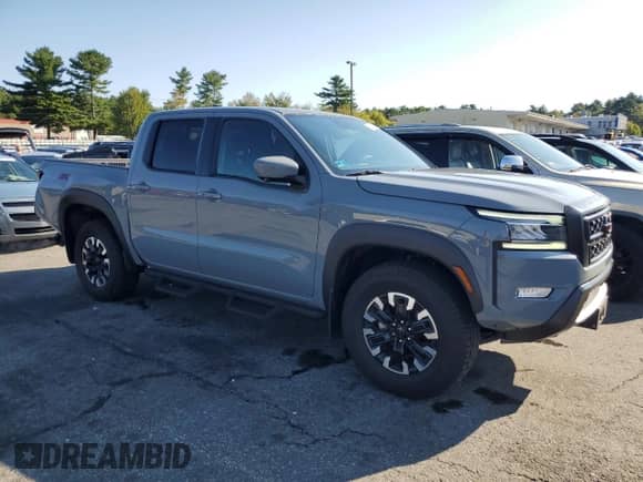 2023 Nissan Frontier Pro-4X z VIN 1N6ED1EK7PN652814, wystawiony jako Copart lot #81236135 z przebiegiem 20 014 mil mil oraz Szkoda całkowita • Salvage title. Historia ofert i sprzedaży dostępna na DreamBid. Obrazek 4.