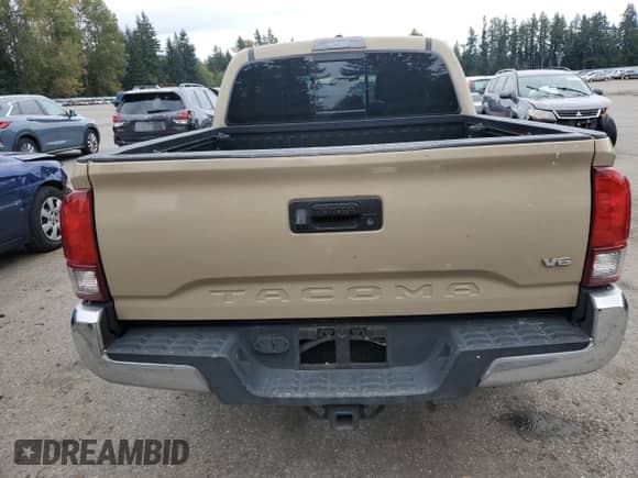 2018 Toyota Tacoma SR5 z VIN 3TMAZ5CN9JM063918, wystawiony jako Copart lot #82554545 z przebiegiem 276 874 mil mil oraz Szkoda całkowita • Salvage title. Historia ofert i sprzedaży dostępna na DreamBid. Obrazek 6.