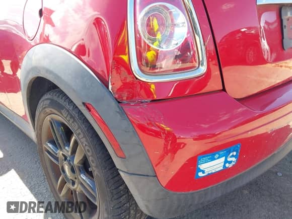 2012 MINI Hardtop z VIN WMWSU3C52CT541816, wystawiony jako IAAI lot #43513419 z przebiegiem 55 436 mil mil oraz . Historia ofert i sprzedaży dostępna na DreamBid. Obrazek 14.