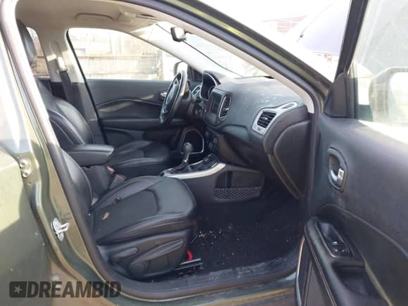 2019 Jeep Compass Latitude z VIN 3C4NJDBB9KT647656, wystawiony jako IAAI lot #41758729 z przebiegiem 83 932 mil mil oraz . Historia ofert i sprzedaży dostępna na DreamBid. Obrazek 5.