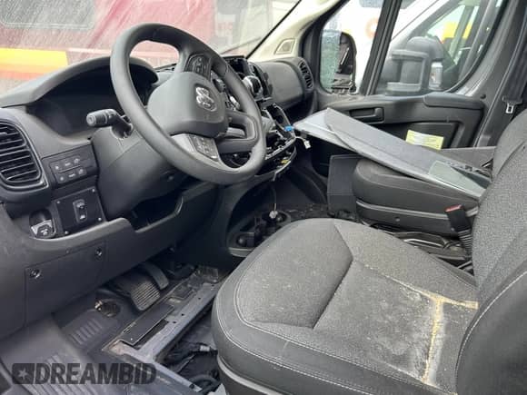 2023 Ram ProMaster Cargo z VIN 3C6MRVJG5PE607083, wystawiony jako IAAI lot #43215278 z przebiegiem Nie podano mil oraz . Historia ofert i sprzedaży dostępna na DreamBid. Obrazek 5.