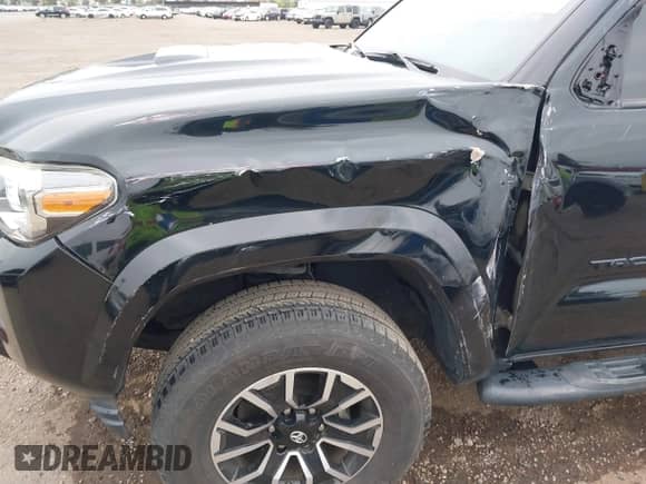 2020 Toyota Tacoma SR5 z VIN 3TMBZ5DN8LM023920, wystawiony jako IAAI lot #42015118 z przebiegiem 46 137 mil mil oraz . Historia ofert i sprzedaży dostępna na DreamBid. Obrazek 6.