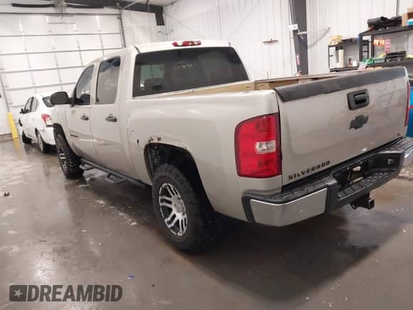 2007 Chevrolet Silverado 1500 1LT z VIN 2GCEK13M671528449, wystawiony jako IAAI lot #42637751 z przebiegiem 280 683 mil mil oraz . Historia ofert i sprzedaży dostępna na DreamBid. Obrazek 3.