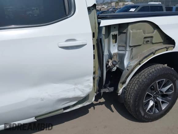 2022 Chevrolet Silverado 1500 LT z VIN 3GCUYDED2NG133388, wystawiony jako IAAI lot #42462081 z przebiegiem 38 949 mil mil oraz . Historia ofert i sprzedaży dostępna na DreamBid. Obrazek 6.