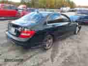 2012 Mercedes-Benz C 300 Sport z VIN WDDGF8BB8CR208904, wystawiony jako IAAI lot #43472243 z przebiegiem 124 835 mil mil oraz . Historia ofert i sprzedaży dostępna na DreamBid. Obrazek 4.
