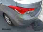 2013 Hyundai Elantra GLS z VIN KMHDH4AE9DU523071, wystawiony jako IAAI lot #43586642 z przebiegiem 176 733 mil mil oraz . Historia ofert i sprzedaży dostępna na DreamBid. Obrazek 6.