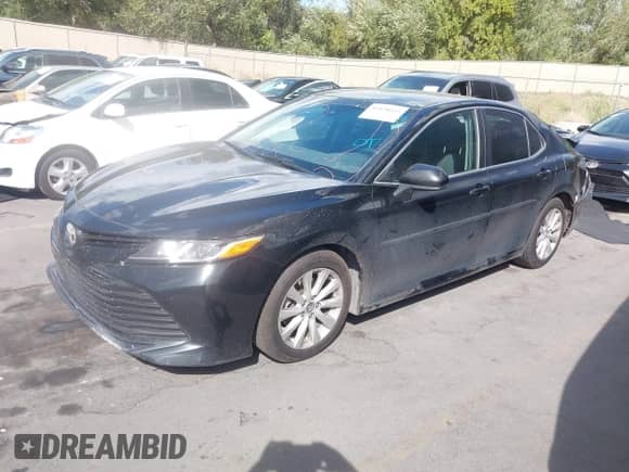 2020 Toyota Camry LE z VIN 4T1C11AK2LU880546, wystawiony jako IAAI lot #43158555 z przebiegiem 276 695 mil mil oraz . Historia ofert i sprzedaży dostępna na DreamBid. Obrazek 2.