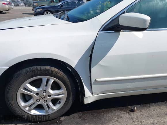 2005 Honda Accord EX-L z VIN 1HGCM56885A010788, wystawiony jako IAAI lot #43512169 z przebiegiem 374 179 mil mil oraz . Historia ofert i sprzedaży dostępna na DreamBid. Obrazek 6.