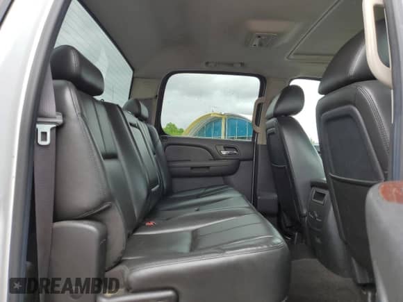 2011 Chevrolet Silverado 2500HD LTZ z VIN 1GC1KYC89BF260220, wystawiony jako Copart lot #57299895 z przebiegiem 223 957 mil mil oraz Czysty tytuł • Clean title. Historia ofert i sprzedaży dostępna na DreamBid. Obrazek 10.