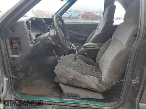 2002 Chevrolet Blazer LS с VIN 1GNCS18WX2K134115, выставлен на аукционе Copart как лот 70031785 с пробегом 179 669 миль миль и На запчасти • Non repairable. История ставок и продаж доступна на DreamBid. Изображение 7.