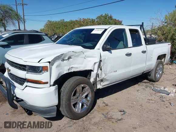 2017 Chevrolet Silverado 1500 Custom z VIN 1GCVKPEC9HZ281704, wystawiony jako IAAI lot #43386564 z przebiegiem 142 940 mil mil oraz . Historia ofert i sprzedaży dostępna na DreamBid. Obrazek 17.