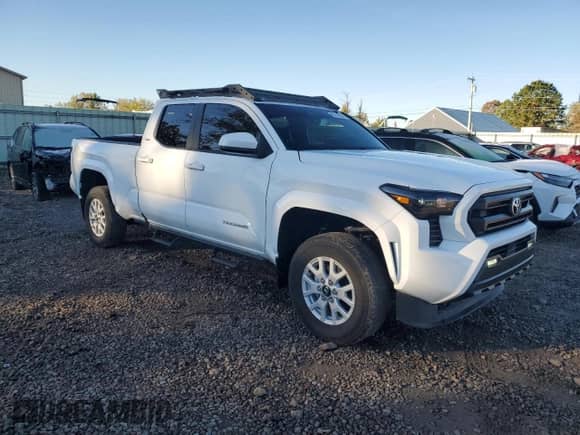 2024 Toyota Tacoma SR5 z VIN 3TYLB5JN6RT040080, wystawiony jako Copart lot #86147085 z przebiegiem 7 596 mil mil oraz Szkoda całkowita • Salvage title. Historia ofert i sprzedaży dostępna na DreamBid. Obrazek 4.