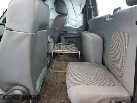 2013 Ford F-250 XL z VIN 1FT7X2A66DEB52530, wystawiony jako Copart lot #59683575 z przebiegiem 154 723 mil mil oraz Czysty tytuł • Clean title. Historia ofert i sprzedaży dostępna na DreamBid. Obrazek 10.